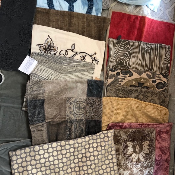 Beautiful Assortmentb of Decorative Pillows - Picture 4 of 8